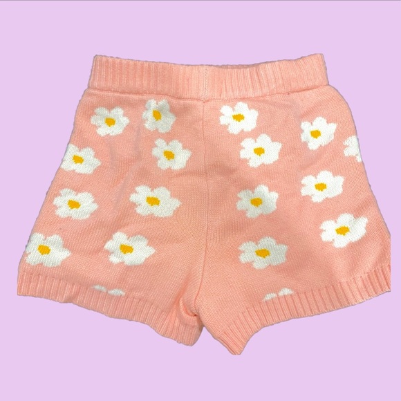 Altar’d State pink and white daisy shorts - Picture 2 of 3